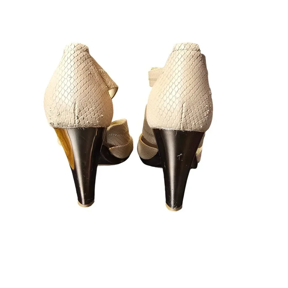 Michael Kors 3 in Leather Taupe and Gold Heel‎ Size: US 8 Fair Used Condition